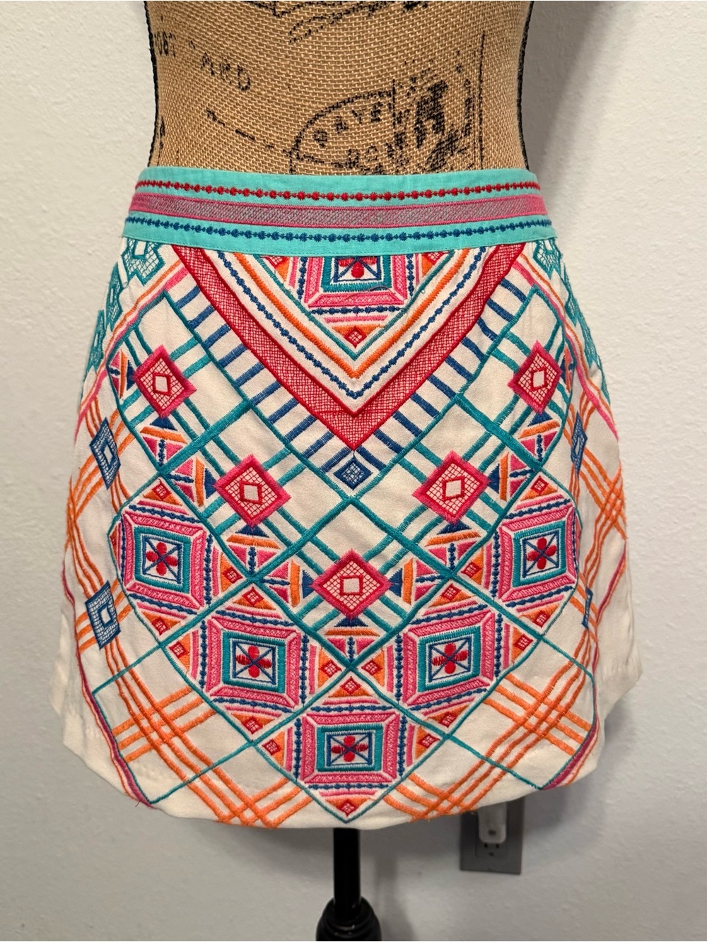 Harper Embroidered cream colored lined mini skirt medium